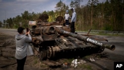 Зруйнований російський танк на околицях Києва. Фото зроблене 8 травня 2022 року. AP/Еміліо Моренатті