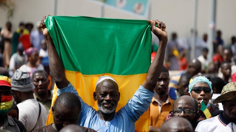 Families say Mali opposition activists were moved to prisons