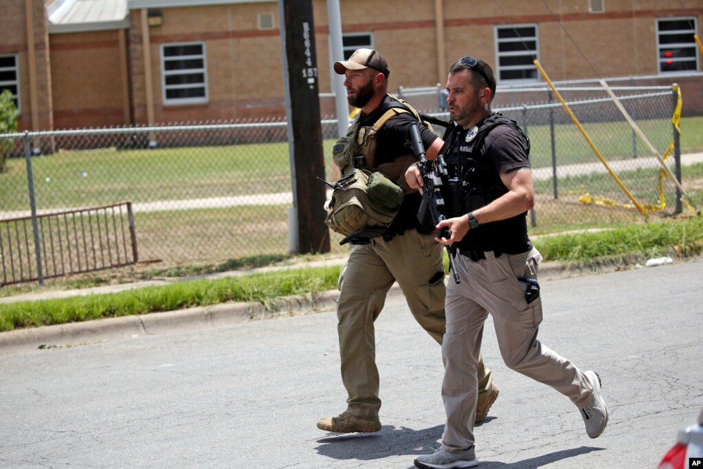 德州尤瓦尔迪市罗布小学发生枪击案后警察赶到学校。（2022年5月24日）(photo:VOA)