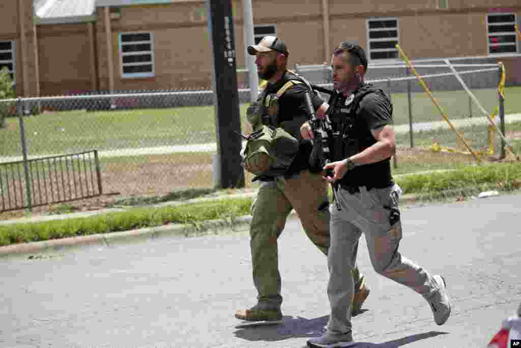 Las 21 víctimas que murieron en el tiroteo estaban en el mismo salón de clases de cuarto grado, donde el atacante se atrincheró, informaron las autoridades.