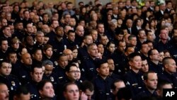Cientos de policías de Los Ángeles asisten al funeral del oficial Nicholas Choung Lee, en la Catedral de Nuestra Señora de los Ángeles, el jueves 13 de marzo de 2014 en Los Ángeles, EEUU.