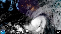 Gambar satelit yang disediakan oleh NOAA ini menunjukkan Badai Agatha di lepas pantai Pasifik negara bagian Oaxaca, Meksiko pada Senin, 30 Mei 2022. (NOAA via AP)