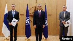 Các đại sứ Thụy Điển và Phần Lan trao đơn xin gia nhập cho Tổng thư ký NATO Jens Stoltenberg (giữa) vào ngày 18/5/2022.