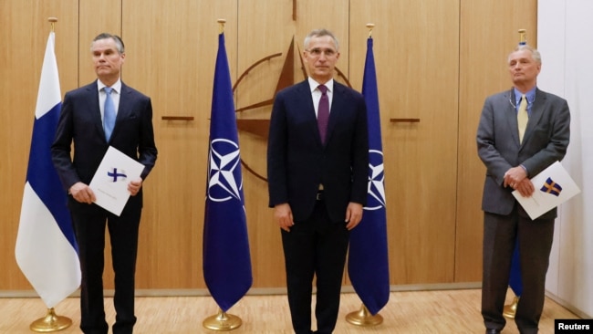 Các đại sứ Thụy Điển và Phần Lan trao đơn xin gia nhập cho Tổng thư ký NATO Jens Stoltenberg (giữa) vào ngày 18/5/2022.
