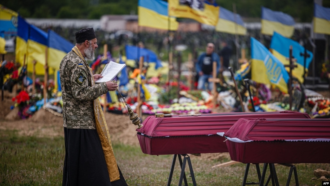 Một lễ tang cho các quân nhân Ukraine thiệt mạng tại làng Vilkhivka trong cuộc xâm lược của Nga vào Ukraine.