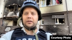 El periodista estadounidense Ruslan Gurzhiy fotografiado enel 12 de mayo de 2022 en Irpin, Ucrania, donde cubre las secuelas de un bombardeo ruso. [Foto: Cortesía de Ruslan Gurzhiy]
