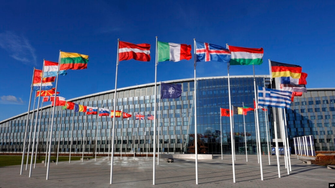 Zastave ispred sedišta NATO-a u Briselu