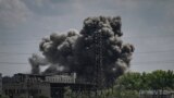 乌克兰东部顿巴斯地区索莱达市一家工厂升起的烟尘。(2022年5月24日)