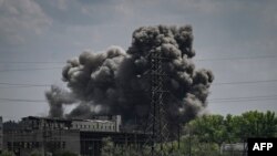 Khói bốc lên từ một nhà máy ở Soledar, vùng Donbas, Ukraine, ngày 24/5/2022. 