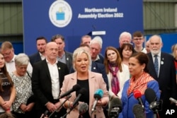 Michelle O'Neill dari Sinn Fein, kiri, dan pemimpin partai Mary Lou McDonald berbicara kepada media di pusat penghitungan suara Medow Bank di Magherafelt, Irlandia Utara, 7 Mei 2022. (Foto: AP)