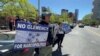 Activistas reunidos fuera de la Corte del Distrito Sur de Nueva York, en Manhattan, ante audiencia de presentación de cargos contra el expresidente Juan Orlando Hernández el martes, 10 de mayo de 2022. [Foto: VOA / Ronen Suarc]