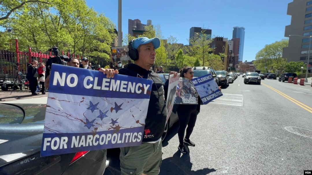 Activistas reunidos fuera de la Corte del Distrito Sur de Nueva York, en Manhattan, ante audiencia de presentación de cargos contra el expresidente Juan Orlando Hernández el martes, 10 de mayo de 2022. [Foto: VOA / Ronen Suarc]