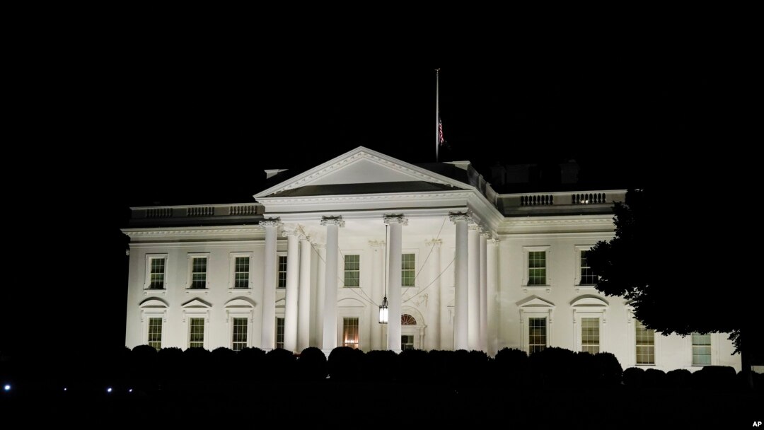 La bandera estadounidense ondea a media asta en la Casa Blanca después de que el presidente Joe Biden hablara sobre el tiroteo masivo en la Escuela Primaria Robb en Uvalde, Texas, desde la Casa Blanca, el 24 de mayo de 2022.