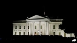 La bandera estadounidense ondea a media asta en la Casa Blanca después de que el presidente Joe Biden hablara sobre el tiroteo masivo en la Escuela Primaria Robb en Uvalde, Texas, desde la Casa Blanca, el 24 de mayo de 2022.