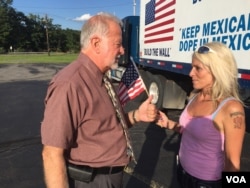 Businessman and Trump supporter Bob Bolus talks to driver Kishan Markarian, who questions whether either candidate is good for the country, in Scranton, Pennsylvania. (A. Pande/VOA)