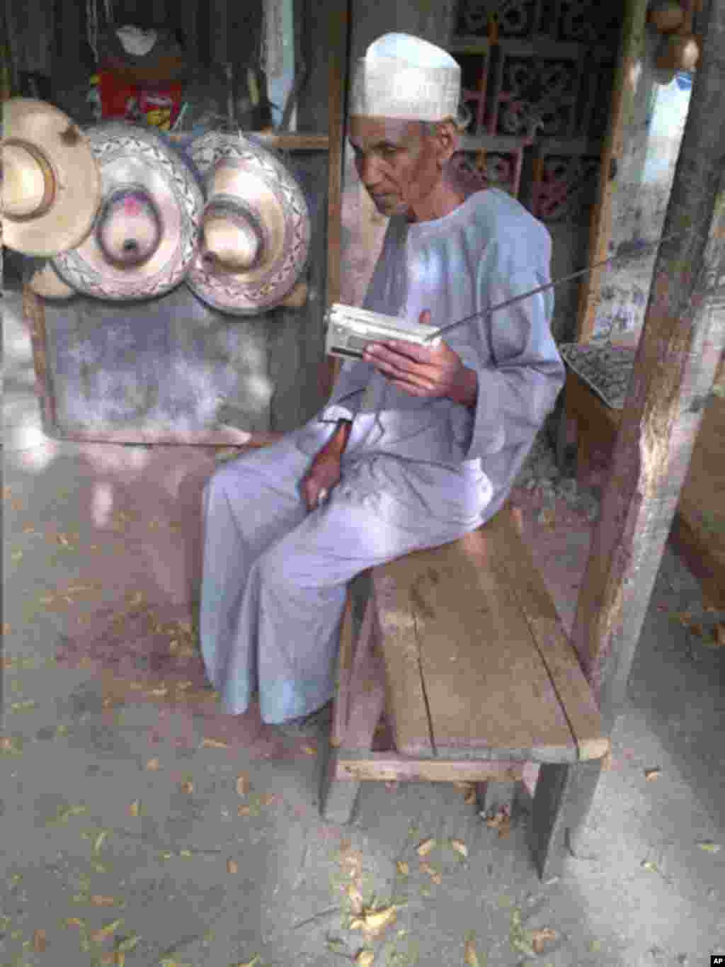 Maiduguri Shopkeeper Listens to VOA