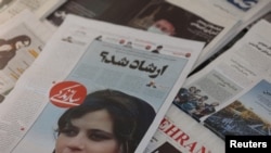 FOTO FILE: Koran dengan gambar sampul Mahsa Amini, seorang perempuan yang meninggal setelah ditangkap oleh polisi moral Iran terlihat di Teheran, Iran, 18 September 2022. (Majid Asgaripour/WANA (Kantor Berita Asia Barat) via REUTERS