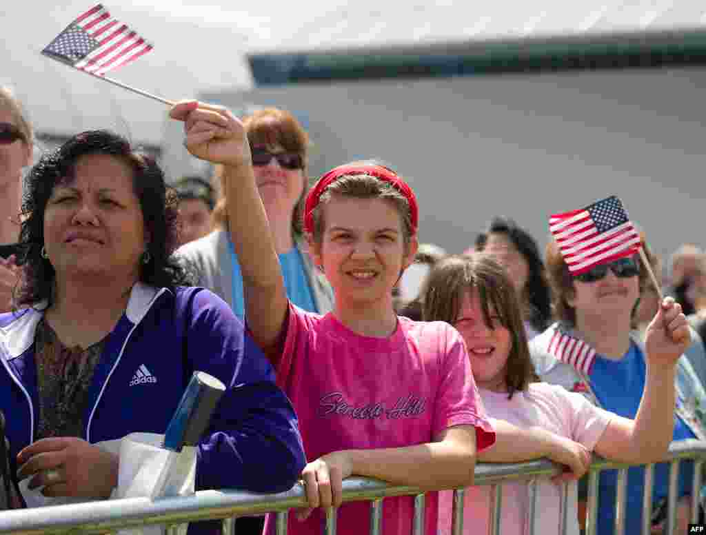 Crowd at the transfer ceremony for space shuttle Discovery at the Smithsonian's Steven F. Udvar-Hazy Center (NASA/Carla Cioffi)