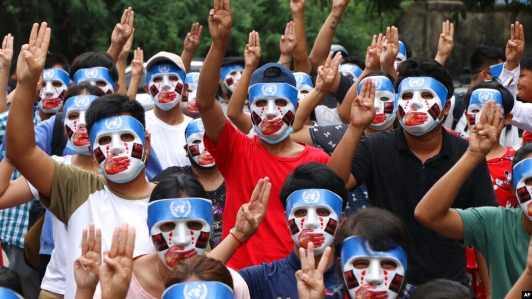 Para demonstran antikudeta remaja dan pemuda mengacungkan salam tiga jari sebagai lambang perlawanan, saat melakukan aksi protes di Yangon, Myanmar, 4 April 2021. 