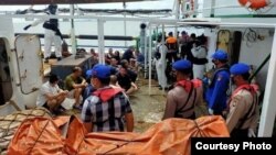 Petugas gabungan saat melakukan pemeriksaan di kapal Lu Huang Yuan Yu 118, di Kepulauan Riau, Rabu 8 Juli 2020. (Courtesy: Polda Kepri)