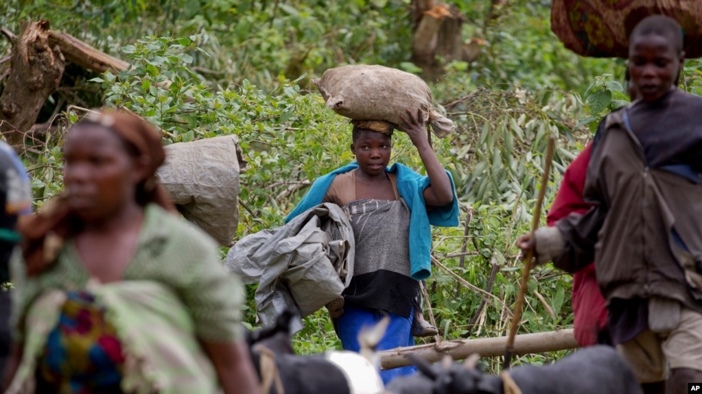 Des réfugiés congolais fuient des combats entre l'armée congolaise et les rebellesvers la frontière avec le Rwanda, à environ 20 kilomètres de Bunagana au Congo, le 12 mai 2012.