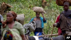 Des réfugiés congolais fuient des combats entre l'armée congolaise et les rebellesvers la frontière avec le Rwanda, à environ 20 kilomètres de Bunagana au Congo, le 12 mai 2012.