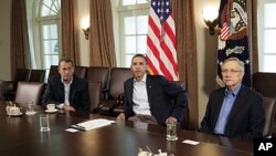 Le président Obama a reçu à maintes reprises les dirigeants du Congrès à la Maison-Blanche pour des discussions. A gauche de M. Obama, le président de la Chambre, le républicain John Boehner, et à droite, le président du Sénat, le démocrate Harry Reid.