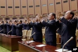 북한 최고인민회의 제13기 제5차 회의가 11일 평양 만수대의사당에서 진행됐다고 조선중앙TV가 보도했다. 김정은 북한 국무위원장이 회의 주재를 위해 등장하자 참석자들이 일제히 기립박수를 치고 있다.