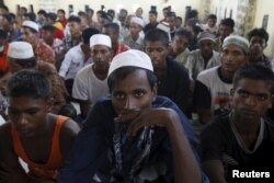 Chính phủ Myanmar không chịu dùng từ Rohingya để chỉ nhóm sắc tộc này mà coi họ là người Bengali di trú bất hợp pháp từ Bangladesh.