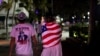 Beberapa mahasiswa berjalan-jalan di Pantai Miami setelah otoritas menutup restoran, bar, bioskop, gym dan bisnis serupa untuk pencegahan virus corona, Miami Beach, Florida, 18 Maret 2020. (Foto: Reuters)