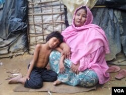 Noor Jahan and her daughter are shown at an unidentified Rohingya village in Bangladesh (Dec. 28, 2016). (Saiful Islam for VOA)