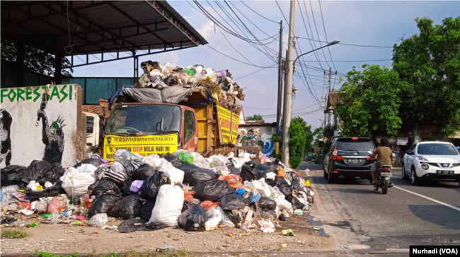 Truk sampah milik Pemkot Yogyakarta yang ikut tertimbun sampah, 11 Mei 2022. (Foto: Nurhadi)