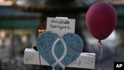 La cruz de Anabelle Rodríguez en un sitio conmemorativo de las víctimas que murieron en el tiroteo de esta semana en la Escuela Primaria Robb en Uvalde, Texas, el viernes 27 de mayo de 2022. (Foto AP/Dario Lopez-Mills)