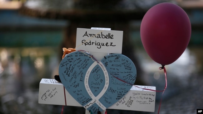 La cruz de Anabelle Rodríguez en un sitio conmemorativo de las víctimas que murieron en el tiroteo de esta semana en la Escuela Primaria Robb en Uvalde, Texas, el viernes 27 de mayo de 2022. (Foto AP/Dario Lopez-Mills)