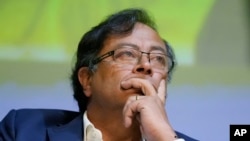 El candidato presidencial izquierdista Gustavo Petro participa en un debate en la Universidad Externado de Bogotá, Colombia, el martes 29 de marzo de 2022, antes de la primera vuelta de las elecciones del 29 de mayo de 2022.