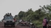 Des soldats des FARDC demandent aux personnes se rendant à Kibumba de rentrer chez elles, suite aux affrontements avec les rebelles du M23 dans la région, à Kanyamahoro le 25 mai 2022.