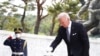 جو بایدن، رئیس‌جمهوری آمریکا درحال برافروختن عود در سفر به کره جنوبی- شنبه ۳۱ ماه می- 