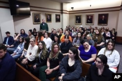 Penonton memenuhi ruang sidang sebelum dimulai di Fairfax County Circuit Court di Fairfax, Va., Kamis, 5 Mei 2022. (Foto: viaAP)