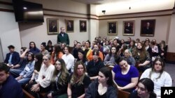 Les spectateurs remplissent la salle d'audience avant le début de la journée au tribunal de Fairfax, en Virginie, le 5 mai 2022.