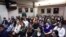 Les spectateurs remplissent la salle d'audience avant le début de la journée au tribunal de Fairfax, en Virginie, le 5 mai 2022.