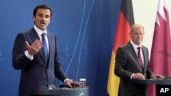 Kanselir Jerman Olaf Scholz (kanan), dan Emir Qatar, Sheikh Tamim bin Hamad Al Thani (kiri), dalam konferensi pers bersama setelah pertemuan di kanselir di Berlin, Jerman, Jumat, 20 Mei 2022. (AP Foto/Michael Sohn)