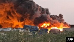 Une enquête a été ouverte pour déterminer les causes de cet incendie qui a entièrement recouvert de fumée le port, situé à près de 800 km au nord-est de Khartoum.