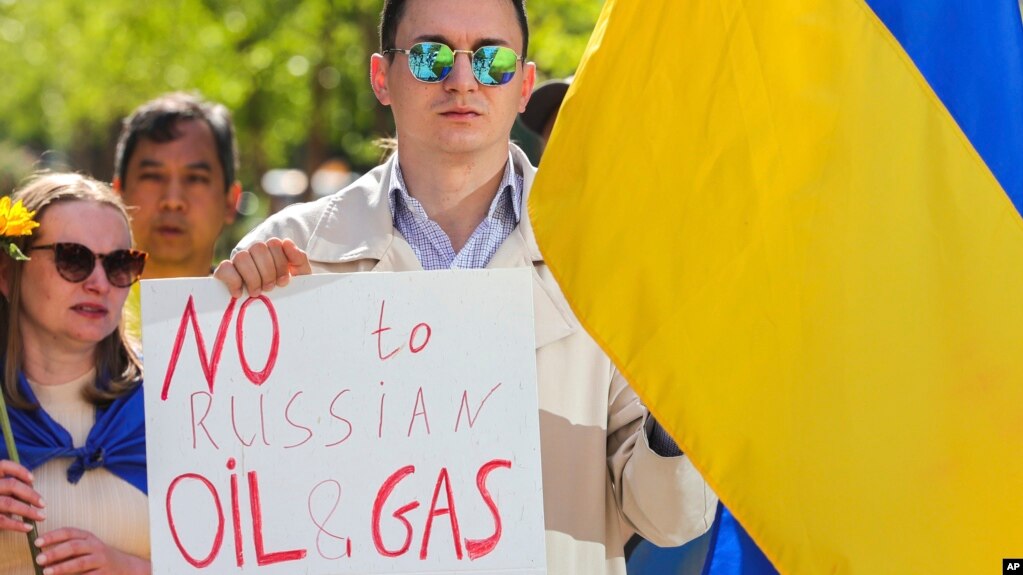 지난 5월 벨기에 브뤼셀의 유럽연합 본부 앞에서 러시아산 원유 수입에 반대하는 우크라이나 지지 집회가 열렸다.