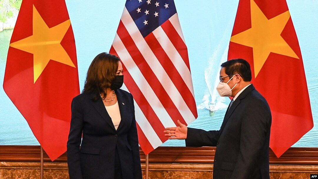 Thủ tướng Việt Nam Phạm Minh Chính tiếp đón Phó Tổng thống Mỹ Kamala Harris tại văn phòng thủ tướng ở Hà Nội hôm 25/8/2021.