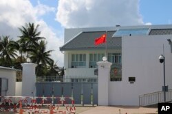 Barikade di depan Kedutaan Besar China di Suva, Fiji, Jumat, 27 Mei 2022. (Foto: AP)