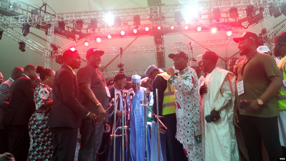 Atiku Abubakar a yayin da Ya Lashe Zaben Fidda Gwani Na PDP Don Takarar Shugabancin Najeriya A 2023