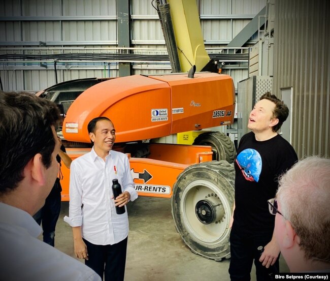 CEO Elon Musk dan Presiden Jokowi berkeliling mengunjungi fasilitas produksi roket SpaceX. (Foto: Biro Setpes)