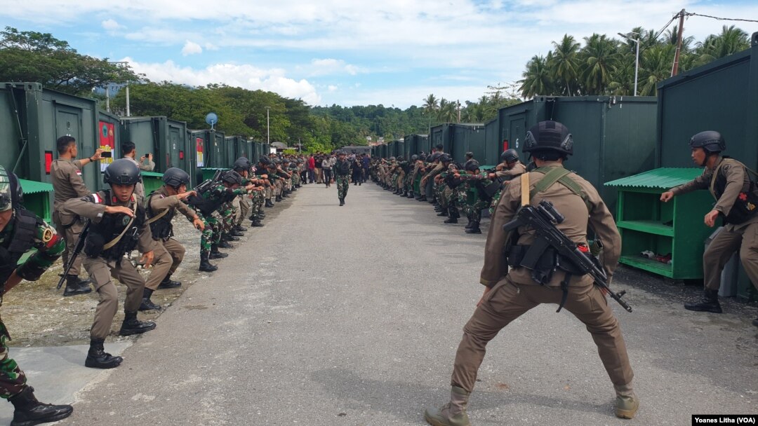 Penyambutan Panglima TNI Jenderal Andika Perkasa di Pos Komando Taktis Operasi Madago Raya, Poso, Sulteng. (Foto : VOA/Yoanes Litha)