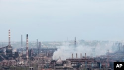 El humo se eleva desde la planta siderúrgica Azovstal en Mariúpol, Ucrania, el 5 de mayo de 2022, cuando se libran intensos combates mientras las fuerzas rusas intentan acabar con los últimos defensores de la ciudad y completar la captura de la estratégica planta.