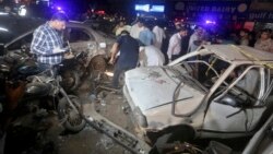 Penyelidik Pakistan memeriksa lokasi ledakan bom, di Karachi, Pakistan, pada 12 Mei 2022. Dua pelaku bom bunuh diri menyerang sebuah van yang membawa lima pekerja otomotif Jepang, tetapi mereka semua lolos tanpa cedera pada Jumat (19/4) .(Foto: AP)